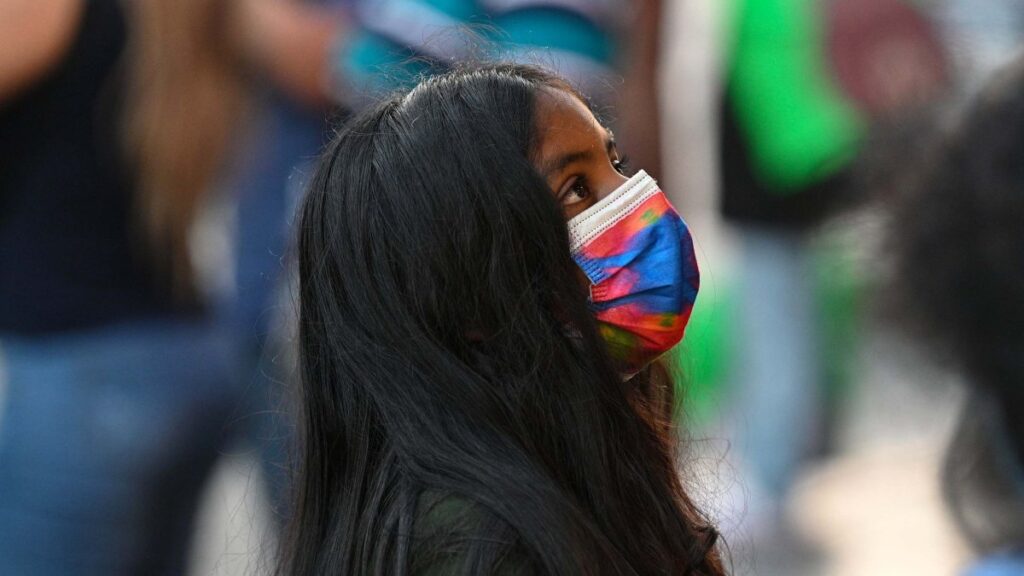 Nuevas guías de los CDC sobre el aislamiento por COVID-19 generan polémica y confusión