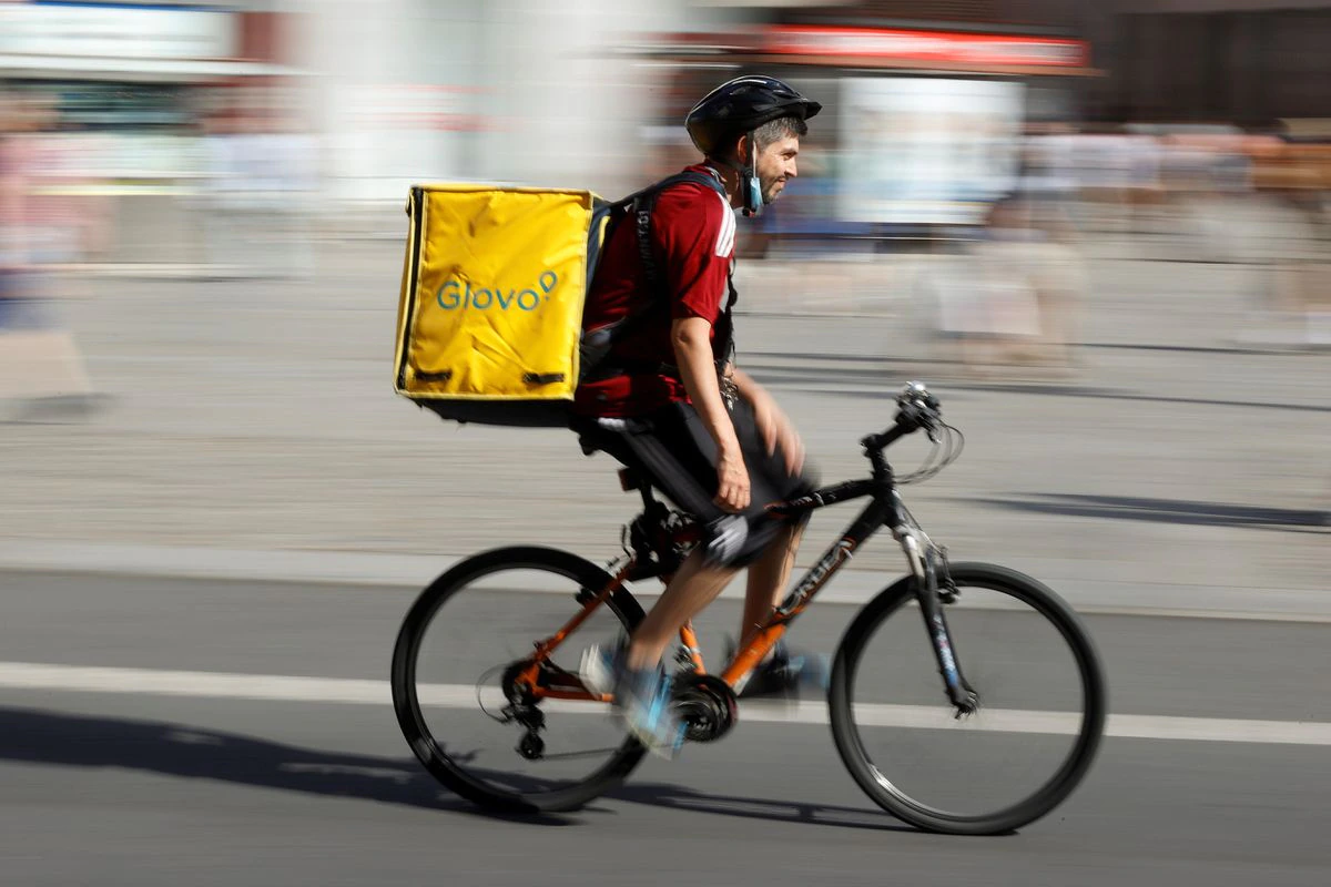 La cúpula de Glovo se asegura un bonus multimillonario con la venta a Delivery Hero