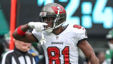 Video: jugador de los Tampa Bay Bucs sale corriendo del campo en una extraña situación