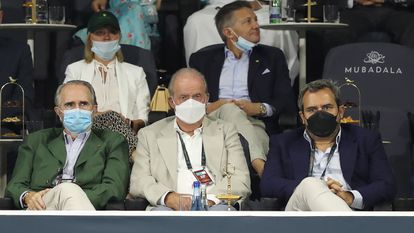 En el centro y con mascarilla blanca, Juan Carlos I, durante un partido de tenis celebrado en Abu Dabi el pasado 17 de diciembre.