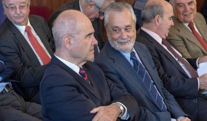 Los expresidentes Manuel Chaves y José Antonio Griñán, durante el juicio en la Audiencia de Sevilla.