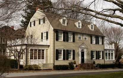 La famosa casa de Amityville fotografiada en 2005. Pese a que ha sido reformada y ninguna de las familias que vivieron en ella tras los DeFeo y los Lutz notaron fenómenos extraños, sigue siendo lugar de peregrinación para turistas y seguidores del caso.