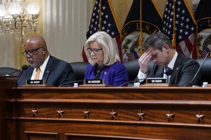El demócrata Bennie Thompson (a la izquierda) durante una intervención de Liz Cheney en la comisión de investigación del asalto al Capitolio de EE UU.