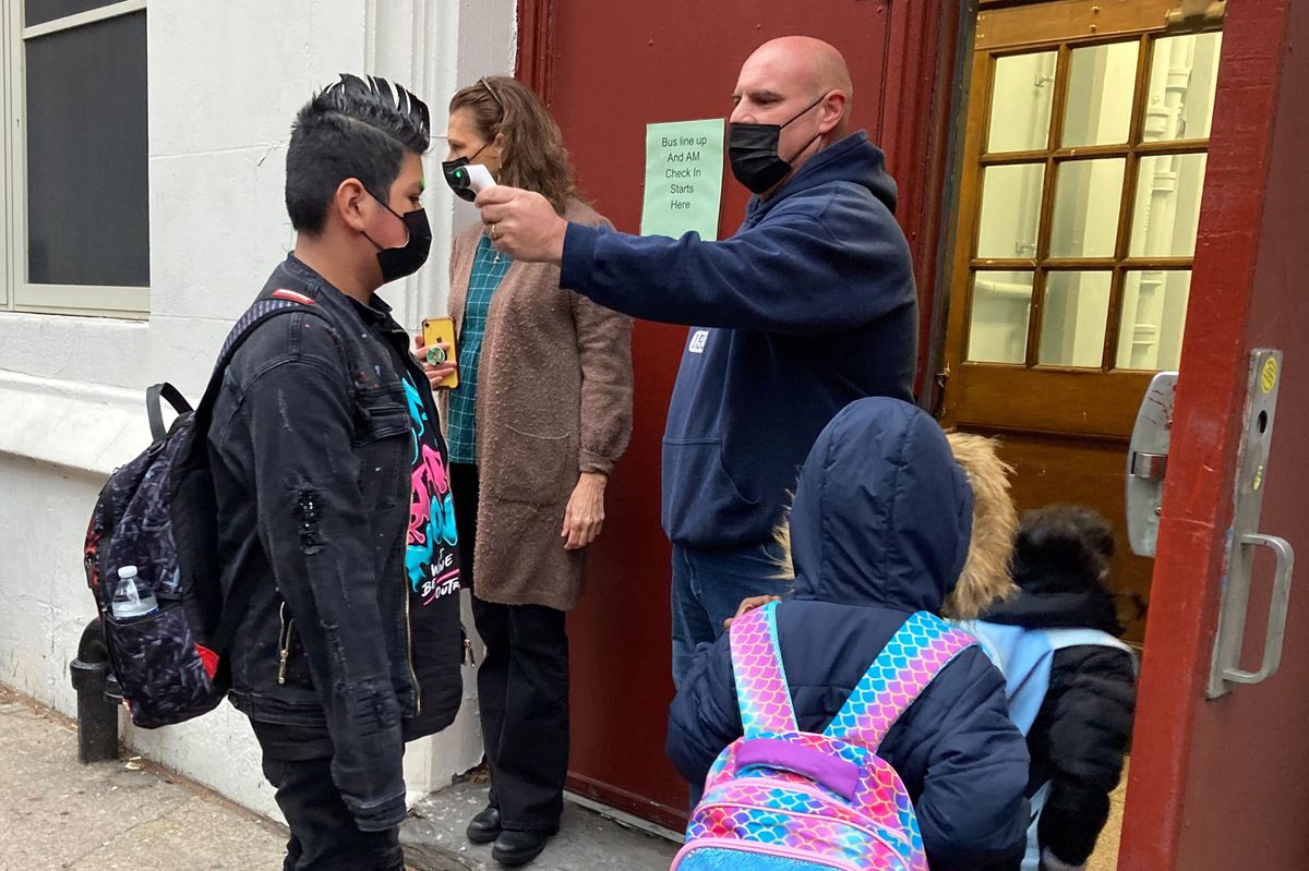 Más mascarillas, clases semipresenciales y test continuos: ómicron altera la vuelta a las clases en todo el mundo