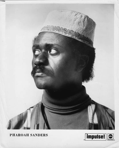 Un joven Pharoah Sanders, fotografiado en 1968 e incapaz de imaginarse que un disco suyo iba a ser el más valorado por la crítica en 2021.