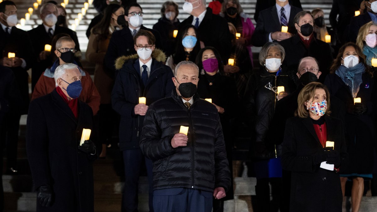 Legisladores demócratas concluyen la conmemoración del 6 de enero con una solemne vigilia