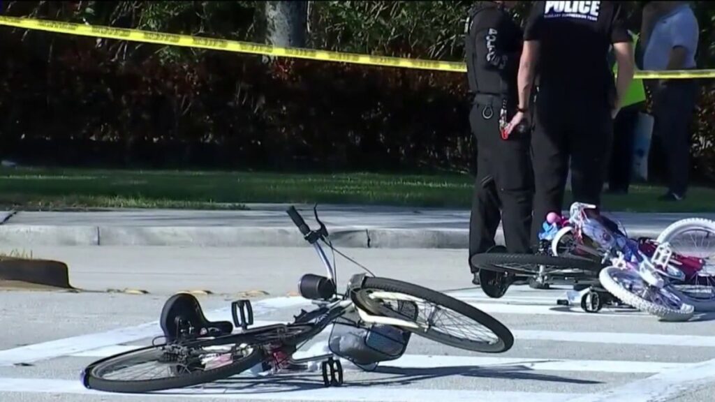 niña es impactada por un auto mientras montaba su bicicleta