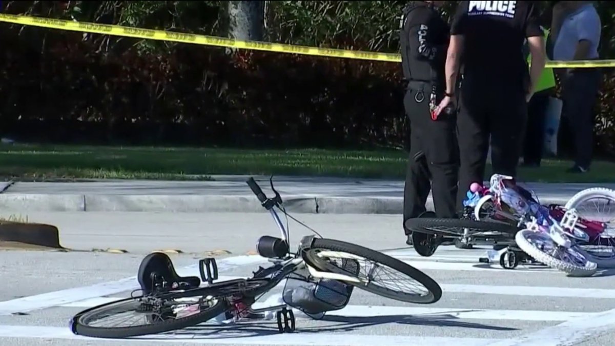 niña es impactada por un auto mientras montaba su bicicleta