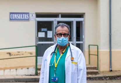 Santiago de la Fuente, en la guardia del día de Reyes en el centro de salud de Frómista (Palencia).