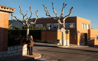 Un hombre en el exterior de la residencia de mayores de Villa del Prado.