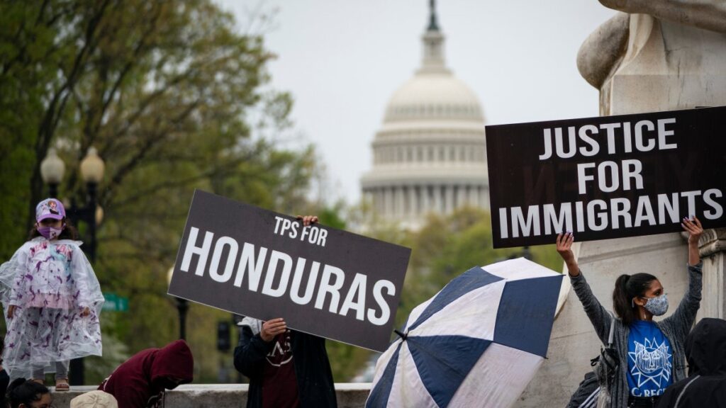 Senadores piden al gobierno de Biden un nuevo TPS para centroamericanos