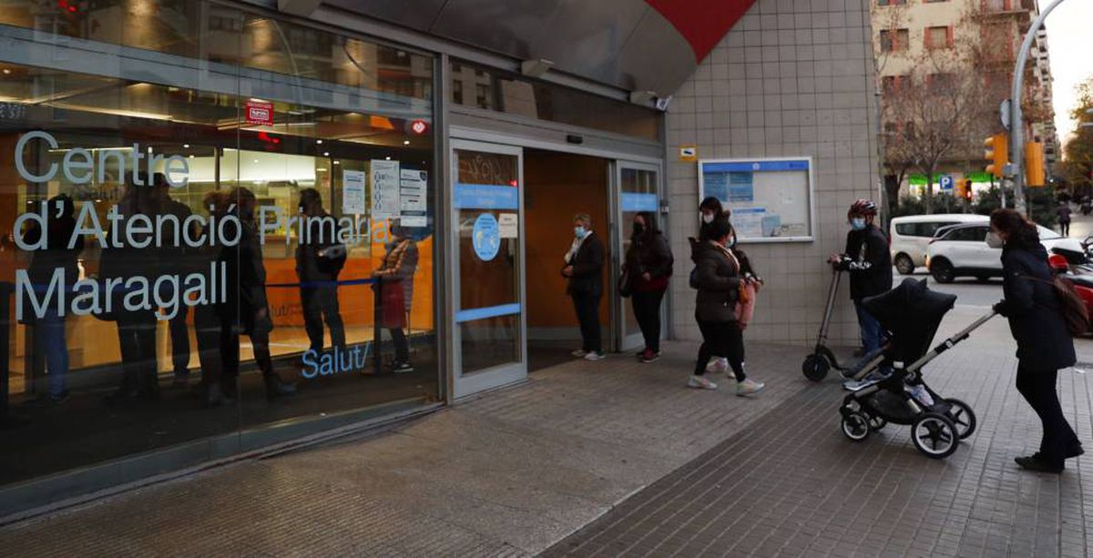 Clamor de los médicos catalanes para reducir la sobrecarga derivada de las bajas por covid