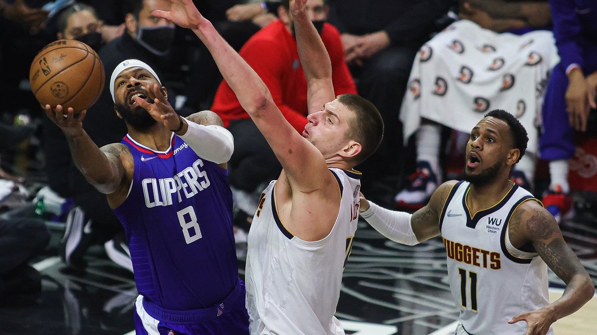 Clippers dejan pasmados a los Nuggets tras remontar en 2da parte