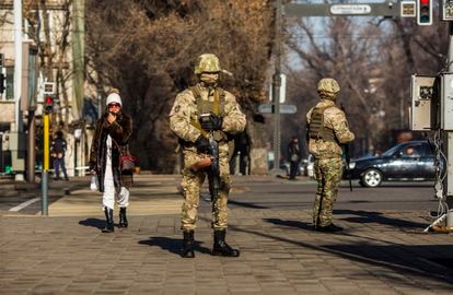 Unos militares patrullaban este miércoles una calle de Almaty.