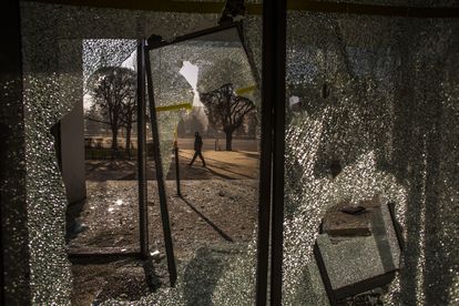 Un escaparate destrozado durante las revueltas, este miércoles en la plaza de la República de Almaty.