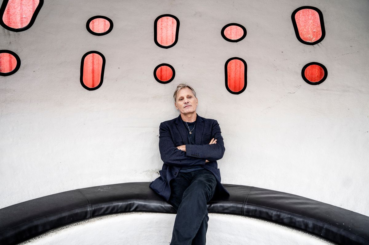 Viggo Mortensen vuelve al oasis de su poesía