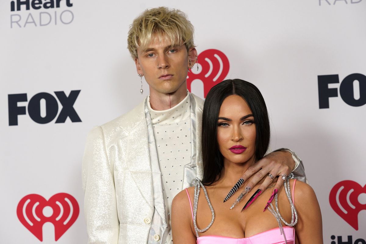El anuncio de compromiso de Megan Fox y Machine Gun Kelly: “Le dije que sí y luego nos bebimos el uno la sangre del otro”