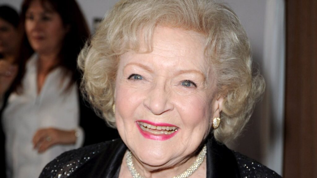 Muere Betty White, legendaria actriz y comediante