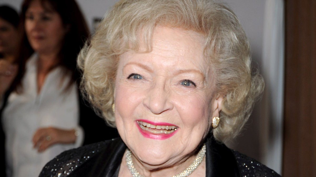 Muere Betty White, legendaria actriz y comediante