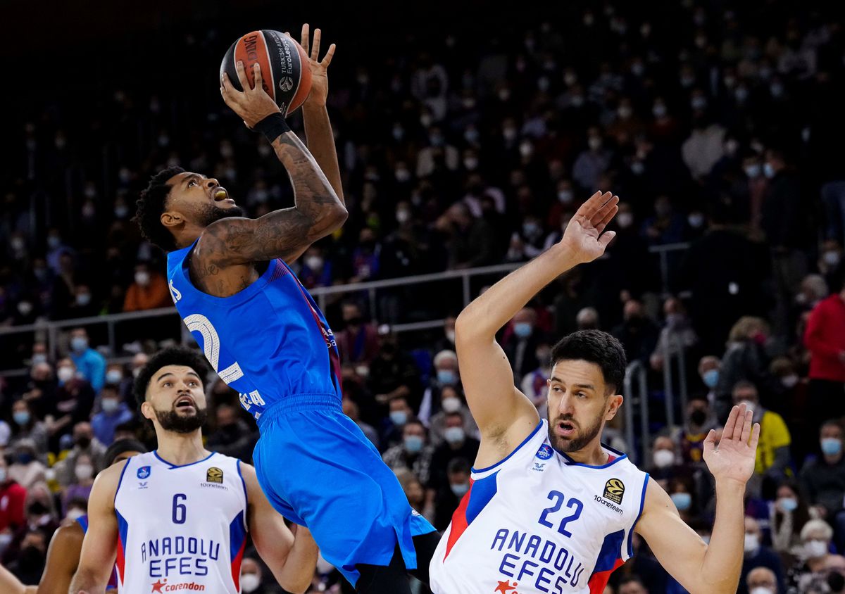 El Barça revive en la Euroliga ante el Anadolu Efes