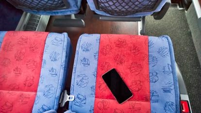 Un móvil olvidado en un autobús