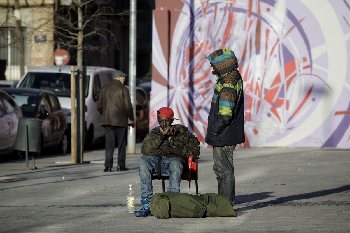 Badalona realoja a un tercio de las personas que malvivían en la nave de la calle del Progrés