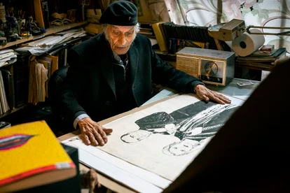 El artista mira un dibujo que hizo de un matrimonio de patronos.