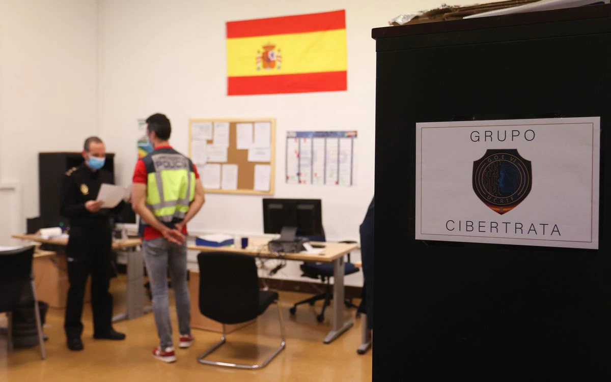 Captadas en redes sociales, controladas por el móvil, vendidas en Internet