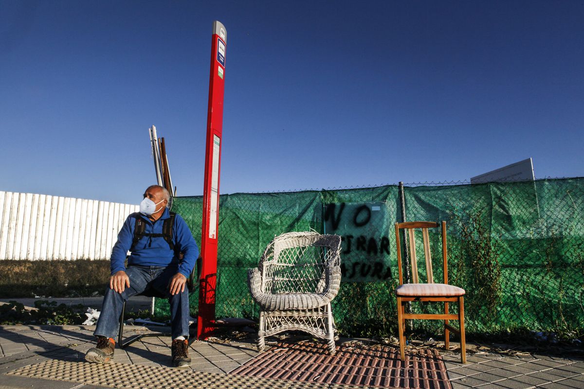 Esperar el bus en sillas recicladas a falta de marquesinas