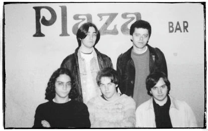 La banda Penélope Trip ante la fachada del bar La Plaza.