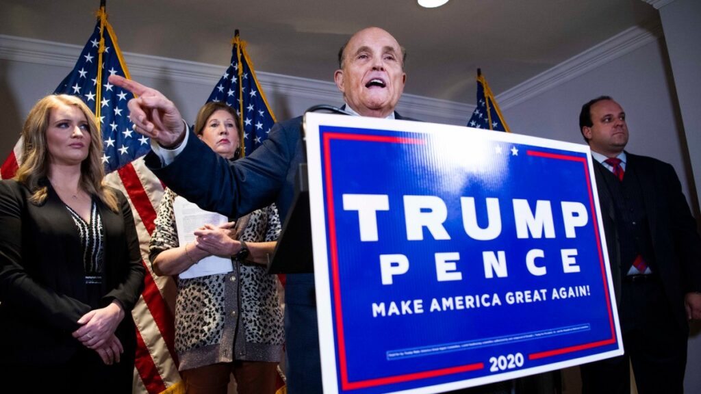 Citan a Giuliani y otros asesores de Trump en investigación al asalto al Capitolio