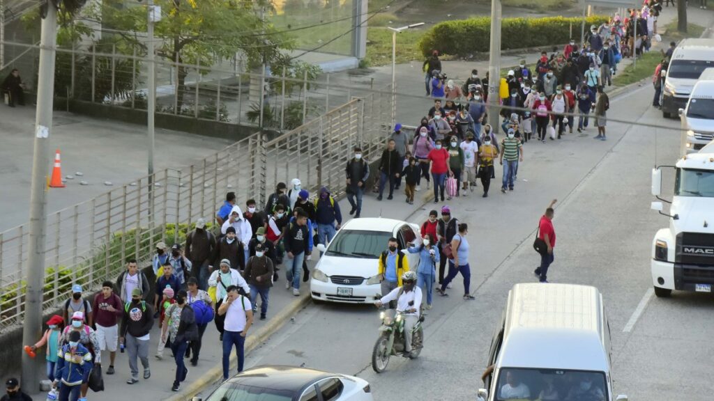 Reprimen a golpes caravana de migrantes en su intento de ingreso a Guatemala