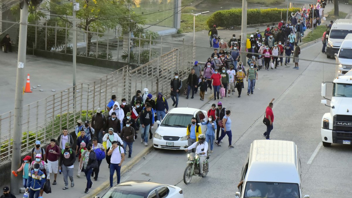 Reprimen a golpes caravana de migrantes en su intento de ingreso a Guatemala