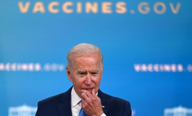 Juez de Texas bloquea mandato de vacunación para empleados federales
