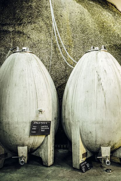 Dos barricas de Viña Mein. El tratamiento en bodega es de mínima intervención, con fermentación de las propias levaduras y sin ningún tipo de contacto con madera.