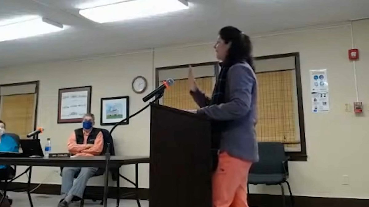 Madre de Virginia amenaza con llevar “armas cargadas” a escuela si exigen mascarillas, según la policía