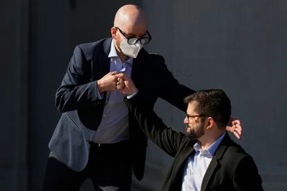 El diputado chileno Giorgio Jackson saluda al presidente electo, Gabriel Boric, durante la presentación del gabinete este viernes.