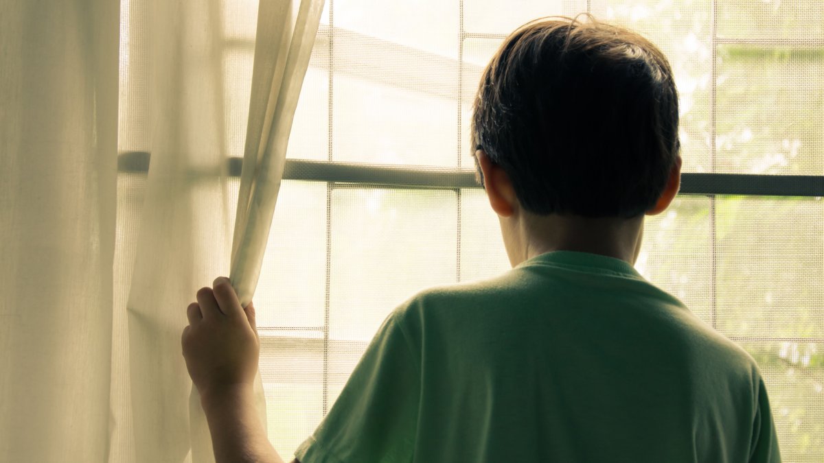 Acusan a madre de Connecticut de dejar a sus hijos solos para irse a Florida con el novio