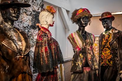 Algunos de los figurines creados por Lita Cabellut para el documental sobre Chaplin 'A Man of the World'.