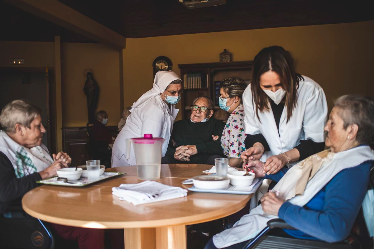 Calma tensa en una residencia que conoció el infierno: “Aquí entraban ambulancias y salían coches fúnebres”