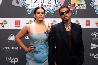 Rosalia y Rauw Alejandro posando como pareja ante la prensa en la gala de los 40 Music Awards 2021 celebrada en el Velódromo de Palma en noviembre de 2021.
