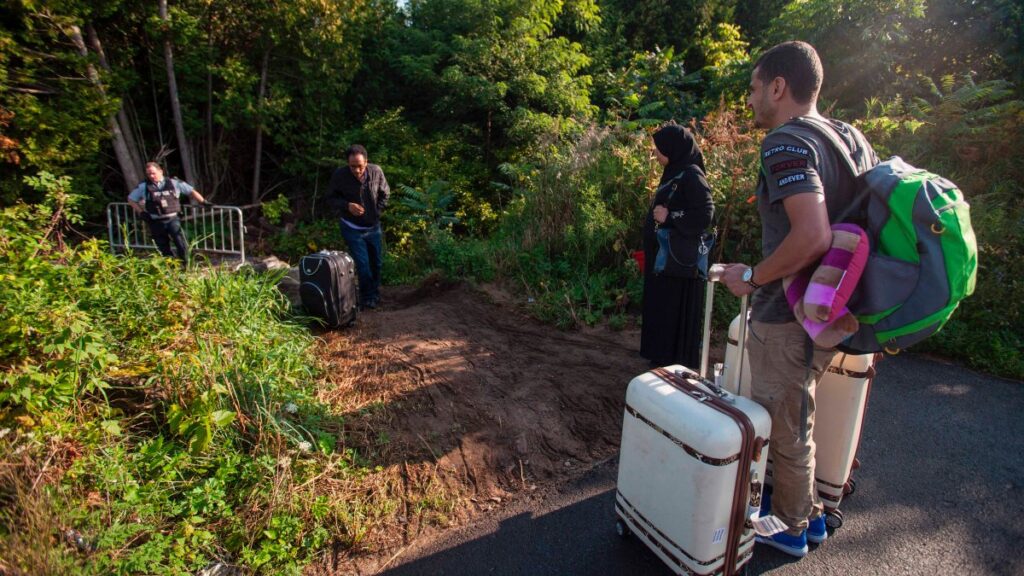 Ante estrictas políticas de EEUU: cada vez más migrantes buscan asilo en la frontera con Canadá