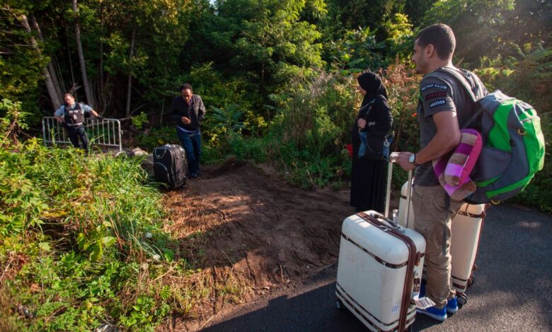 Ante estrictas políticas de EEUU: cada vez más migrantes buscan asilo en la frontera con Canadá