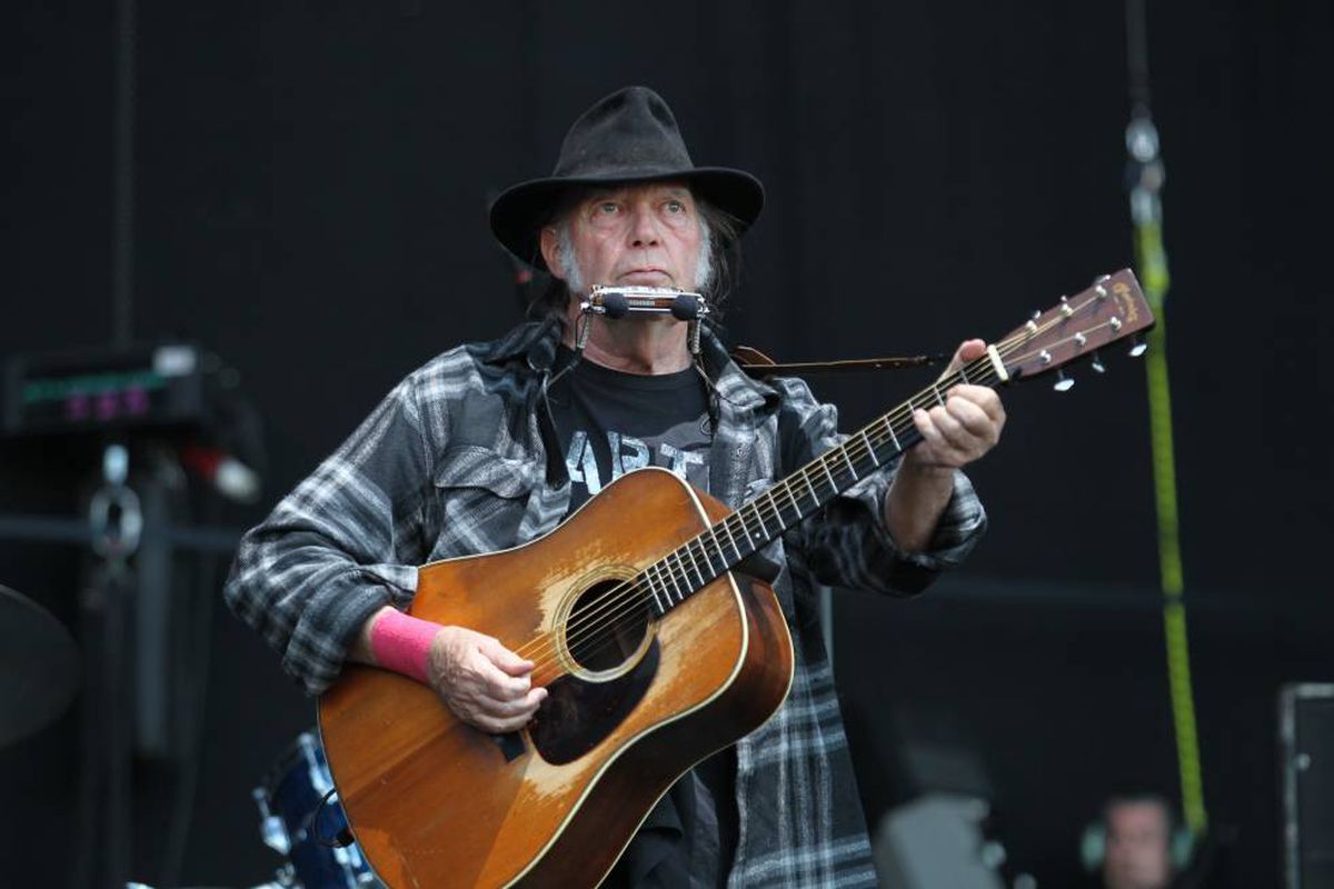 Guerra en Spotify: Neil Young amenaza con retirar sus canciones si no cancela un podcast antivacunas