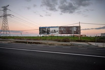 Una de las vallas de la campaña de Anesvad ubicada en la rotonda a la salida del pueblo de Griñon (Madrid).