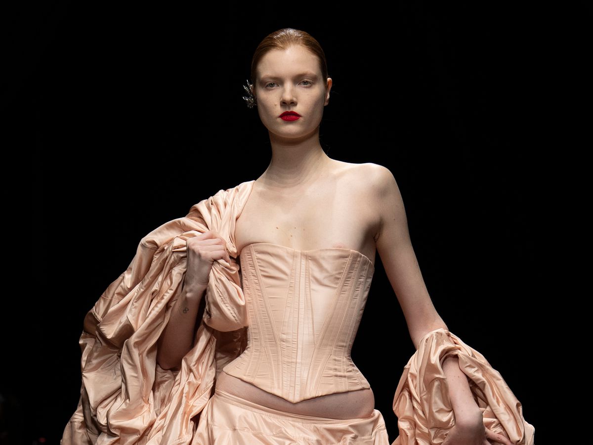 La alta costura juega a cuestionarse sus propios ideales de belleza
