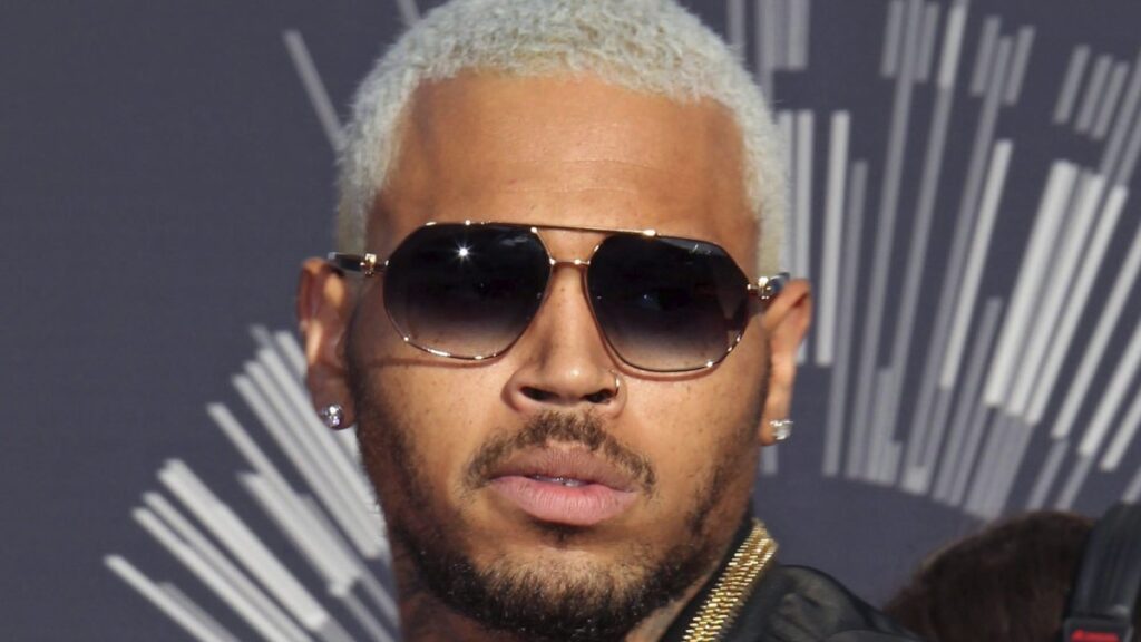 Una mujer acusa a Chris Brown de violación y le exige $20 millones