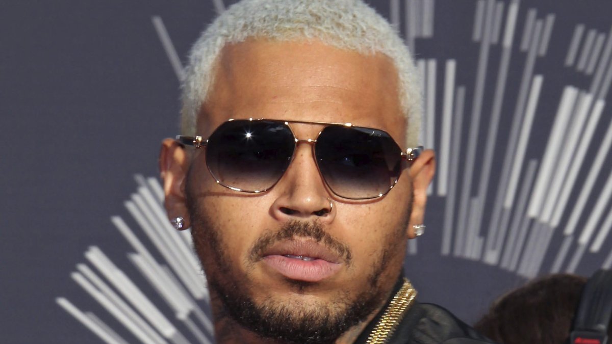 Una mujer acusa a Chris Brown de violación y le exige $20 millones