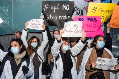 Concentración de sanitarios madrileños por los llamados "contratos de refuerzo covid", frente a la Asamblea de Madrid, el 2 de diciembre de 2021.