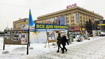 Una carpa que reúne a grupos de voluntarios, en la plaza de la Independencia de Járkov, el miércoles.